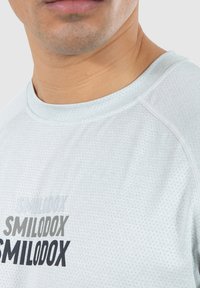 Smilodox POWERFIT TRIPLE PERFORMANCE - Camiseta deportiva - grau