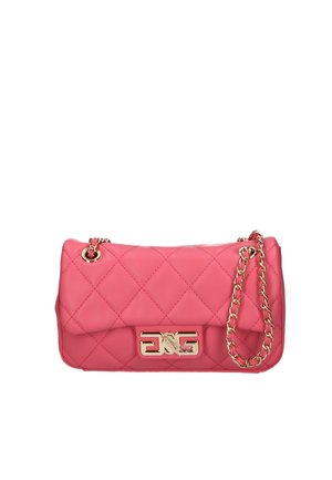 Bolso de mano de imitación de cuero rosa acolchado con una cadena dorada y un cierre metálico decorativo que presenta un logotipo entrelazado.