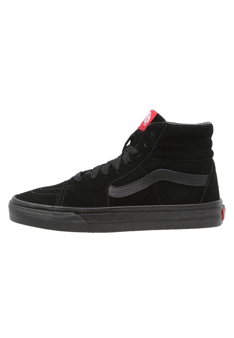 Basket montante noire avec lacets noirs, une bande latérale gris foncé et un écusson logo rouge sur la languette et le talon.