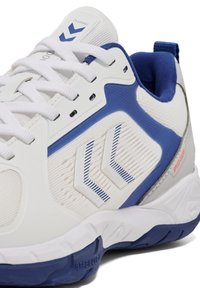 Baskets blanches et bleues avec une tige en mesh texturé, des lacets blancs, une semelle rembourrée et des logos de la marque sur le côté et la languette.