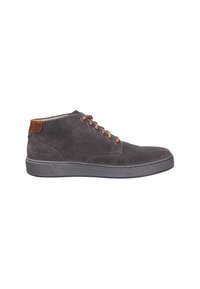 Zapato de gamuza gris de media caña con acentos de cuero marrón, ojales metálicos y una suela de goma con bordes texturizados. Diseño clásico de cordones.