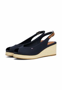 Marine canvas wedge sandalen met een peep-toe ontwerp en enkelbandje. Voorzien van een geweven jute zool, een tan voering en een logo-accent.