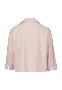 Veste courte rose clair avec un col, des manches trois quarts et des détails de couture visibles au dos. Texture de tissu lisse.