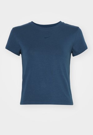 T-shirt bleu marine à manches courtes en tissu doux, avec un col rond et un petit logo sur la poitrine dans une teinte de bleu plus foncé.