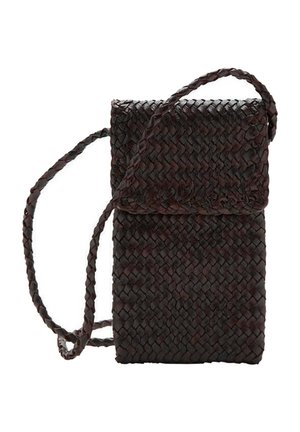 Petit sac bandoulière tissé marron foncé avec sangle tressée et fermeture à rabat pliant, rectangulaire et texturé.