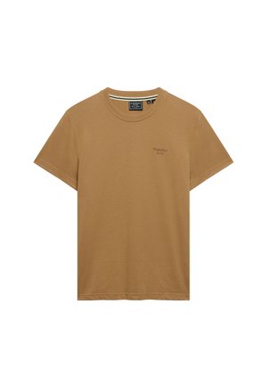 Camiseta marrón de manga corta con cuello redondo, con pequeño logo "Superdry & Co" en el lado izquierdo del pecho y detalle de rayas en el interior del cuello.