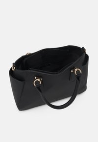 Sac à main synthétique noir avec une forme structurée, présentant des accents en métal doré, deux poignées supérieures et une poche zippée intérieure.