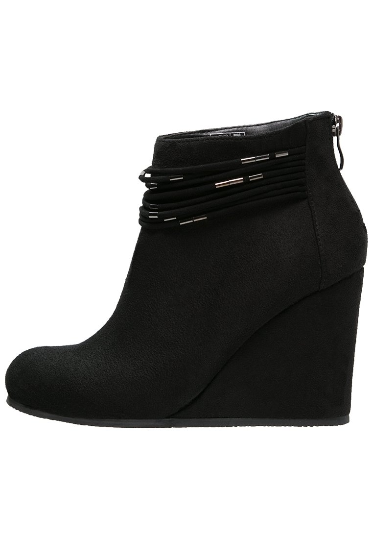 Bottines à talon compensé noires en velours doux avec un bout rond. Présente des courroies superposées avec des accents métalliques et une fermeture à glissière sur le côté.