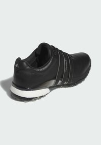 Černá sportovní bota s hladkým koženým svrškem, šedými akcenty, aerodynamickým tvarem, polstrovaným bílým mezipodešvem a texturovanou podešví.