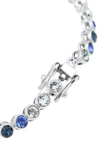 Silverarmband med växelvis runda, flerfärgade ädelstenar i blått, grönt och klart. Säkras med en metallklämma.