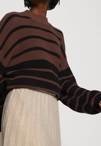 Monki Stickad tröja - dark grey