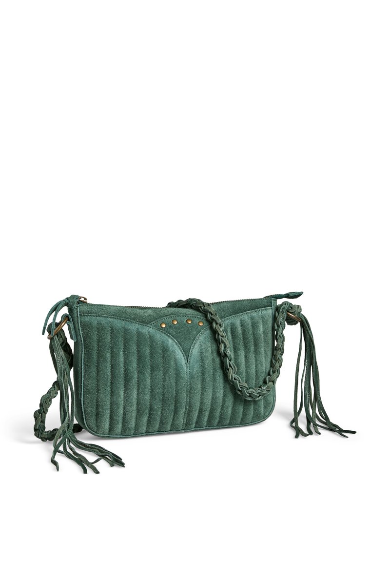 Sac à main en daim vert avec texture matelassée, bandoulière tressée et clous en métal. Dispose de franges latérales et d'une fermeture éclair pour un accès sécurisé.