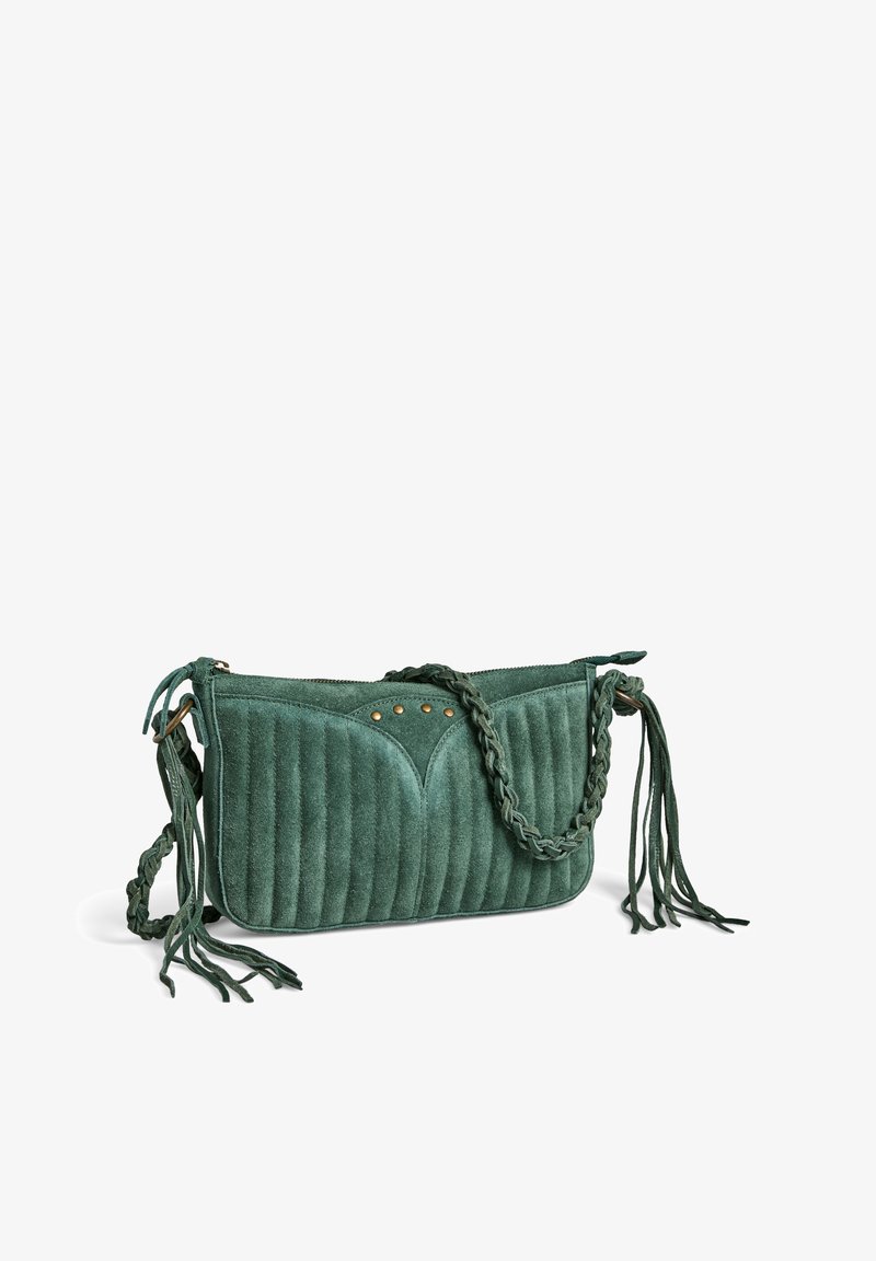 Sac à main en daim vert avec texture matelassée, bandoulière tressée et clous en métal. Dispose de franges latérales et d'une fermeture éclair pour un accès sécurisé.