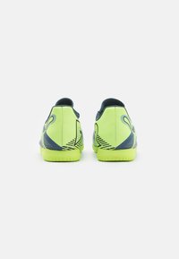 Puma FUTURE 7 PLAY IT JR UNISEX - Botines de fútbol sala - gray skies/elektro purple/fizzy apple/white