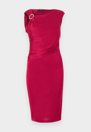 Ärmelloses, figurbetontes rotes Kleid mit asymmetrischem Ausschnitt, auf der Schulter gerafftem Stoff, der durch eine runde goldene Schnalle gesichert ist, und gerafftem Taillendetail.