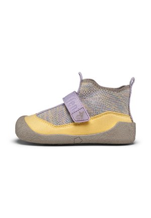 Kinderweicher Schuh mit gelbem Wildleder, gestricktem grauem Obermaterial, violettem verstellbarem Riemen mit Tier-Logo und strukturiertem grauem Gummisohle.