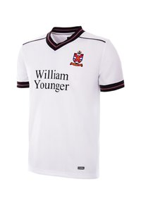 Witte voetbaltrui met korte mouwen en zwarte accenten, V-vormige kraag, tekst "William Younger" en een wapen met de kleuren rood, blauw en geel.