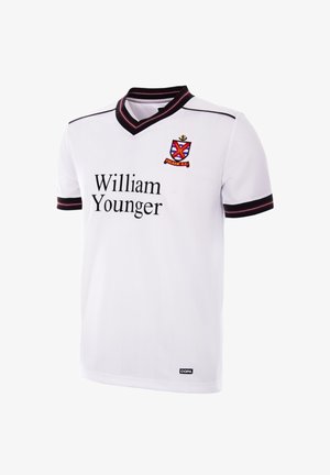 Witte voetbaltrui met korte mouwen en zwarte accenten, V-vormige kraag, tekst "William Younger" en een wapen met de kleuren rood, blauw en geel.