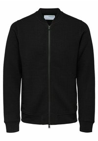 Černá bomber bunda s strukturovanou žebrovanou tkaninou, předním zipem a bočními kapsami; má kulatý límec a přiléhavé manžety.