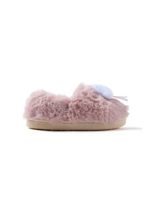 Pantofole rosa soffici realizzate in pelliccia sintetica con una texture morbida, caratterizzate da un accento azzurro chiaro e una suola in gomma con branding visibile.