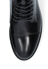 Czarne skórzane buty o wypolerowanej powierzchni, z okrągłym noskiem i sznurowaniem na sześć oczek. Detale przeszyć wzdłuż szwów.