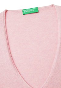 Suéter de color rosa claro con escote en V y una etiqueta verde "United Colors of Benetton" cosida en el interior del escote.