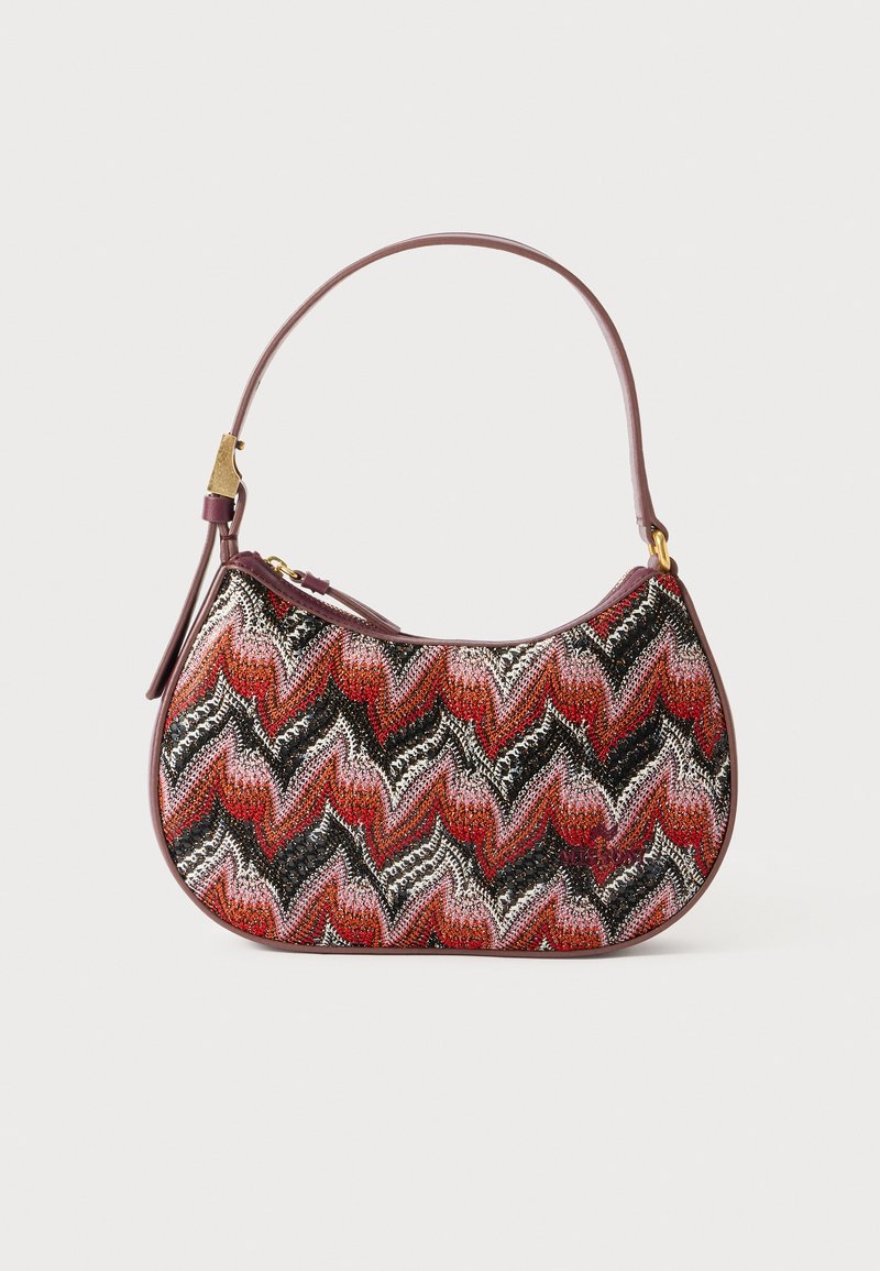 Textúrált válltáska, amelynek több színű chevron mintázata piros, fekete és fehér árnyalatokban készült, bordó bőr pánttal és arany színű kiegészítőkkel.
