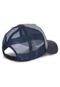 Casquette de baseball bleue et grise avec dos en filet, visière courbée et sangle ajustable. Présente un tissu texturé et des détails de couture visibles.