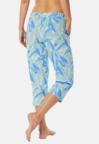 Lichte, cropped broek in een blauw en groen bladerenpatroon, met een elastische tailleband en een losse pasvorm, die net onder de kuit eindigt.