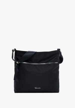 Bolso de hombro negro de nailon con un bolsillo frontal con cremallera, correa ajustable y un sutil logo grabado en la parte inferior. Textura suave, diseño minimalista.