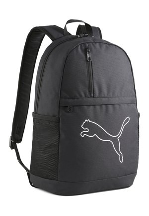Sort stof rygsæk med en glat tekstur, der har en front lynlås lomme, en mesh side lomme og hvidt Puma logo. Rundet form med polstrede stropper.