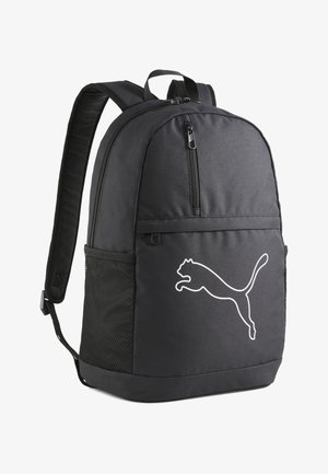 Mochila de tela negra con textura suave, que cuenta con un bolsillo delantero con cremallera, un bolsillo lateral de malla y el logotipo blanco de Puma. Forma redondeada con correas acolchadas.