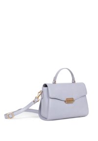 Borsa a mano in pelle viola chiaro con manico superiore e cinturino rimovibile, dotata di una chiusura in oro e di una superficie liscia.