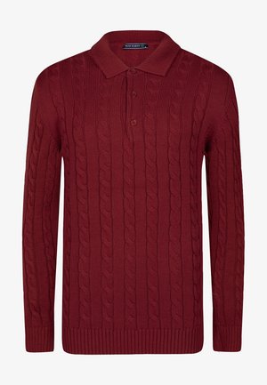 Bordeaux kleurige kabelgebreide polo trui met lange mouwen, drie knopen en geribbelde manchetten en onderrand.