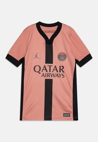 Maillot de football rose avec des accents noirs et une bande centrale. Présente un col en V, un logo sur la poitrine et le texte "QATAR AIRWAYS".