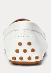 Λευκό δερμάτινο παπούτσι με λείο φινίρισμα, καφέ καουτσούκ σόλα, και οκτώ στρογγυλά, ανεβασμένα καφέ καρφιά στη φτέρνα για πρόσφυση.