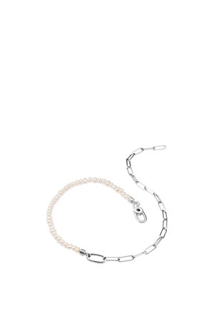 Armband, das auf der einen Hälfte kleine weiße Perlen und auf der anderen Hälfte silberne Gliederketten kombiniert, mit einem silbernen Verschluss.