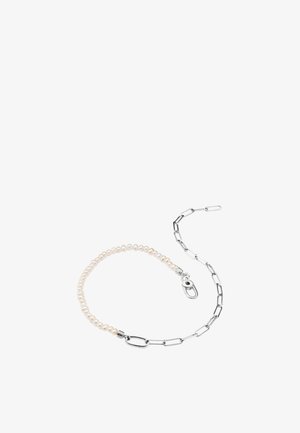 Armband, das auf der einen Hälfte kleine weiße Perlen und auf der anderen Hälfte silberne Gliederketten kombiniert, mit einem silbernen Verschluss.