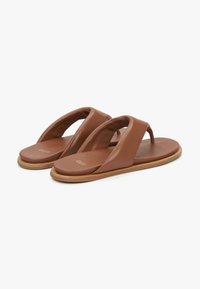 Bruine leren teenslippers met twee brede banden en een teenpost, met een gladde afwerking en een platte zool met minimale details.