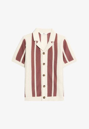 Chemise en tricot à manches courtes avec des rayures crème et bordeaux alternées, un col et cinq boutons bruns sur le devant.
