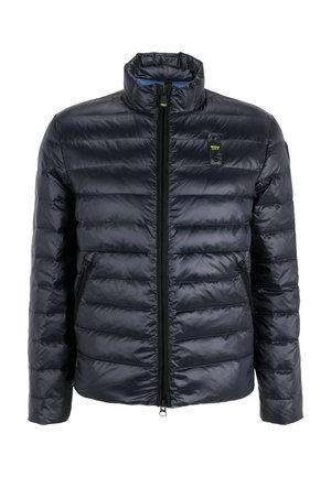 Giacca imbottita blu navy, design trapuntato con strisce orizzontali, colletto alto, zip frontale, due tasche laterali e una patch con logo sul petto.