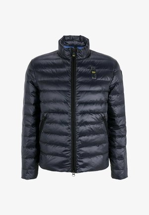 Giacca imbottita blu navy, design trapuntato con strisce orizzontali, colletto alto, zip frontale, due tasche laterali e una patch con logo sul petto.