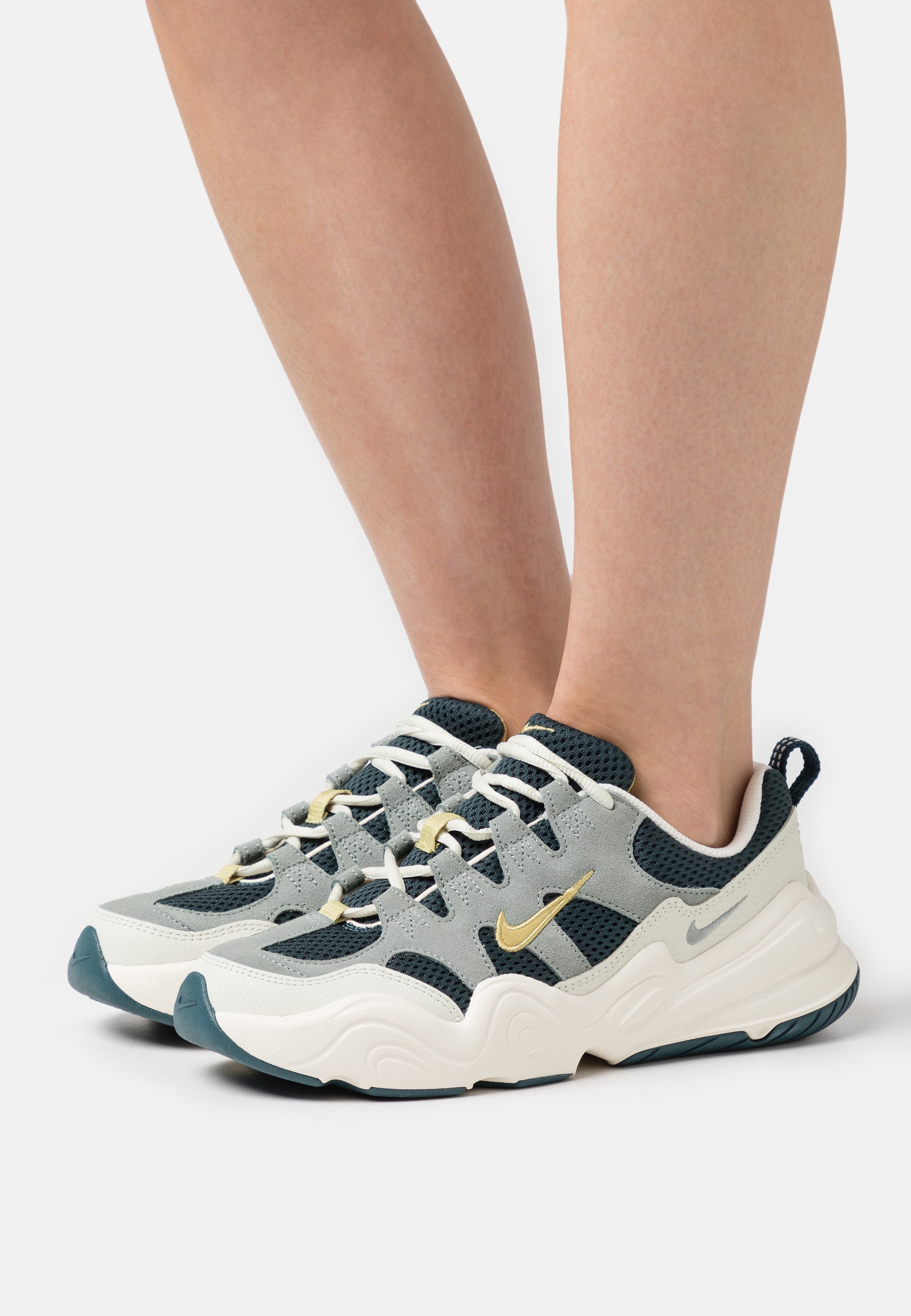 dark green nike tech