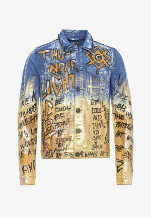 Jeansjacke mit mehrfarbigen Farbspritzern und Graffiti-artigem Text, ausgestattet mit schwarzen Nietenakzenten entlang des Kragens und der vorderen Taschen.