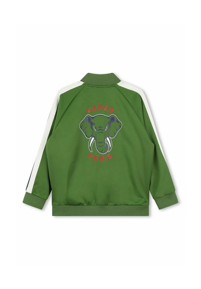Giacca verde con grafica di un elefante e "KENZO PARIS" in rosso. Include strisce bianche e blu navy sulle spalle e polsini a costine.