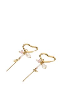 Boucles d'oreilles en forme de cœur en or ornées de perles roses, de perles blanches et d'accents de feuilles décoratives. Des chaînes texturées pendent de chaque boucle.