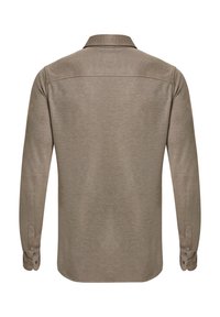 Chemise à manches longues en tissu taupe doux, avec un col classique et des poignets boutonnés. Texture lisse avec un minimum de détails au dos.