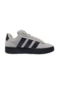 Sneakers in suede grigio con accenti sintetici neri, dotati di tre strisce nere, suola in gomma testurizzata e design con lacci.