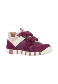 Sneaker con chiusura in velcro caratterizzate da una combinazione di camoscio viola e pelle, con un retro in tessuto rosa morbido e suola in gomma bianca per una migliore aderenza.