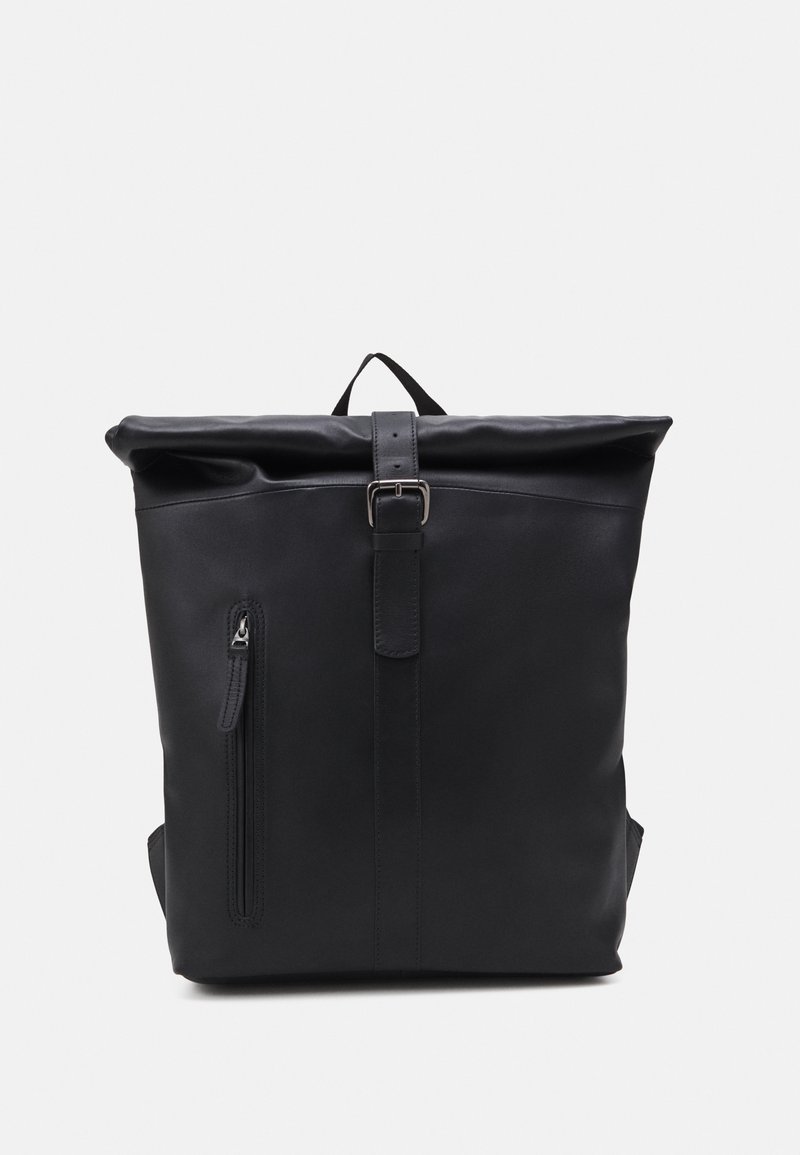 Sac à dos en cuir noir à fermeture roulante, avec poche zippée verticale à l'avant et sangle centrale avec boucle, présenté sur fond blanc.